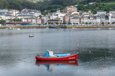 VIVEIRO, İspanya - SEPTEMBER 2, 2022: Limandaki balıkçı tekneleri ve arka plandaki eski Viveiro kasabası, Lugo eyaleti, Galiçya, İspanya