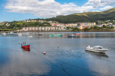 VIVEIRO, İspanya - SEPTEMBER 2, 2022: Limandaki balıkçı tekneleri ve arka plandaki eski Viveiro kasabası, Lugo eyaleti, Galiçya, İspanya