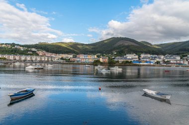 VIVEIRO, İspanya - SEPTEMBER 2, 2022: Limandaki balıkçı tekneleri ve arka plandaki eski Viveiro kasabası, Lugo eyaleti, Galiçya, İspanya