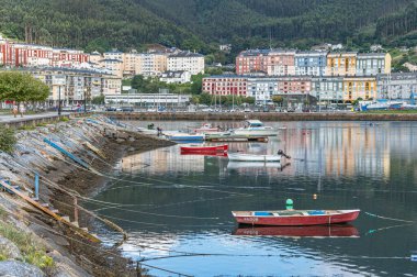 VIVEIRO, İspanya - SEPTEMBER 2, 2022: Limandaki balıkçı tekneleri ve arka plandaki eski Viveiro kasabası, Lugo eyaleti, Galiçya, İspanya