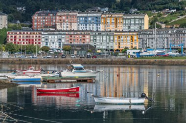 VIVEIRO, İspanya - SEPTEMBER 2, 2022: Limandaki balıkçı tekneleri ve arka plandaki eski Viveiro kasabası, Lugo eyaleti, Galiçya, İspanya