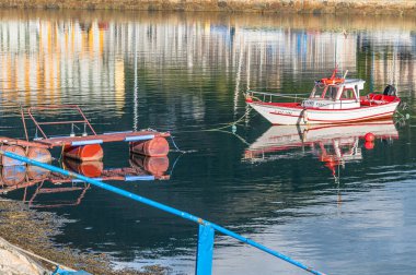 VIVEIRO, İspanya - SEPTEMBER 2, 2022: Limandaki balıkçı tekneleri ve arka plandaki eski Viveiro kasabası, Lugo eyaleti, Galiçya, İspanya