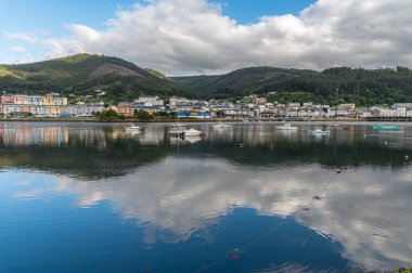 VIVEIRO, İspanya - 2 Eylül 2022: Viveiro, Lugo ili, Galiçya, İspanya 'nın kuzeybatısındaki binaların manzarası