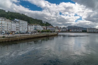 VIVEIRO, İspanya - 2 Eylül 2022: Viveiro, Lugo ili, Galiçya, İspanya 'nın kuzeybatısındaki binaların manzarası
