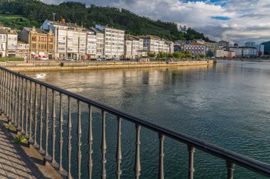 VIVEIRO, İspanya - 1 Eylül 2022: Viveiro, Lugo Eyaleti, Galiçya, İspanya 'nın kuzeybatısındaki binaların manzarası