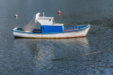 VIVEIRO, İspanya - 2 Eylül 2022: Viveiro, Lugo Eyaleti, Galiçya, İspanya 'nın kuzeybatısındaki balıkçı limanında küçük renkli tekneler