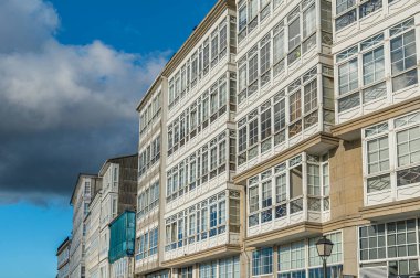 Galiçya 'nın kuzeybatısındaki Lugo eyaletinin Viveiro kasabasındaki geleneksel eski binaların ön cephesi.