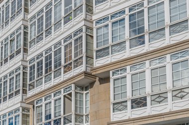 Galiçya 'nın kuzeybatısındaki Lugo eyaletinin Viveiro kasabasındaki geleneksel eski binaların ön cephesi.