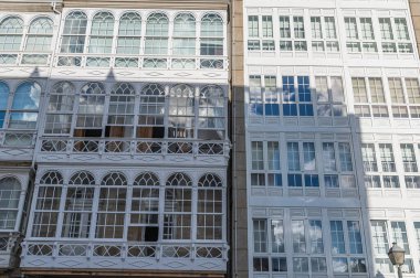 Galiçya 'nın kuzeybatısındaki Lugo eyaletinin Viveiro kasabasındaki geleneksel eski binaların ön cephesi.