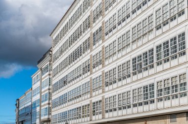 Galiçya 'nın kuzeybatısındaki Lugo eyaletinin Viveiro kasabasındaki geleneksel eski binaların ön cephesi.