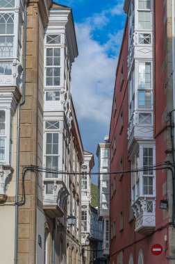 Renkli mimari, eski Viveiro kasabasının dar sokakları, Lugo vilayeti, Galiçya, kuzeybatı İspanya