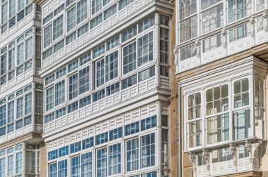 Renkli mimari, eski Viveiro kasabasının dar sokakları, Lugo vilayeti, Galiçya, kuzeybatı İspanya