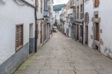 Renkli mimari, eski Viveiro kasabasının dar sokakları, Lugo vilayeti, Galiçya, kuzeybatı İspanya