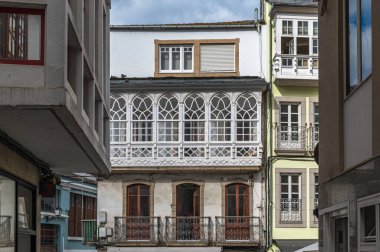 Renkli mimari, eski Viveiro kasabasının dar sokakları, Lugo vilayeti, Galiçya, kuzeybatı İspanya