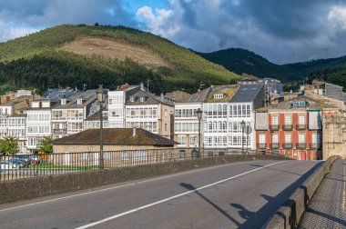Renkli mimari, eski Viveiro kasabasının dar sokakları, Lugo vilayeti, Galiçya, kuzeybatı İspanya