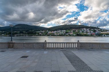 İspanya 'nın kuzeybatısındaki Galiçya' nın Lugo eyaletindeki Viveiro limanının kıyısındaki binaların görüntüsü.