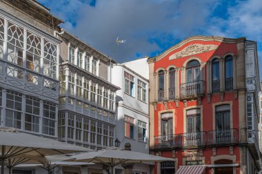 Renkli mimari, eski Viveiro kasabasının dar sokakları, Lugo vilayeti, Galiçya, kuzeybatı İspanya