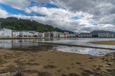 İspanya 'nın kuzeybatısındaki Galiçya' nın Lugo eyaletindeki Viveiro limanının kıyısındaki binaların görüntüsü.
