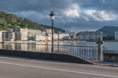 İspanya 'nın kuzeybatısındaki Galiçya' nın Lugo eyaletindeki Viveiro limanının kıyısındaki binaların görüntüsü.