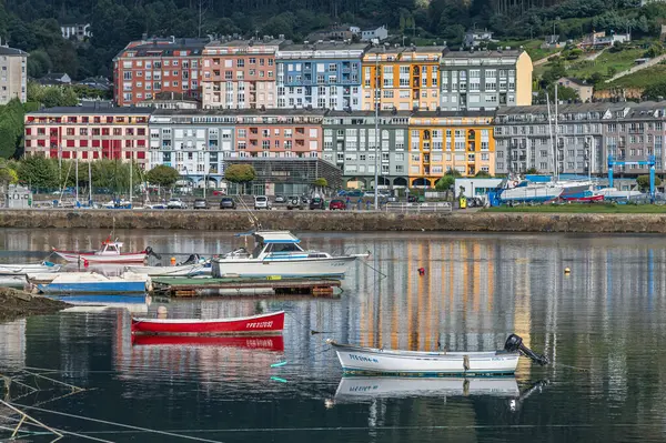 VIVEIRO, İspanya - SEPTEMBER 2, 2022: Limandaki balıkçı tekneleri ve arka plandaki eski Viveiro kasabası, Lugo eyaleti, Galiçya, İspanya