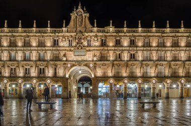 SALAMANCA, İspanya - NOVEMBER 29, 2014: İspanya 'nın Salamanca şehrinin güzel Plaza Belediye Başkanının (ana meydanı) gece manzarası, geleneksel İspanyol barok tarzında inşa edilmiştir.
