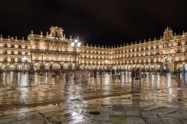 SALAMANCA, İspanya - NOVEMBER 29, 2014: İspanya 'nın Salamanca şehrinin güzel Plaza Belediye Başkanının (ana meydanı) gece manzarası, geleneksel İspanyol barok tarzında inşa edilmiştir.