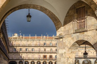 İspanya 'nın Salamanca şehrinin güzel Plaza Belediye Başkanı (ana meydan), geleneksel İspanyol barok tarzında inşa edilmiştir.