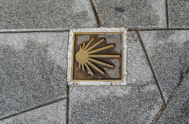 Aziz James Yolu 'nun kaldırımdaki sembolü hac yolunu gösteriyor.