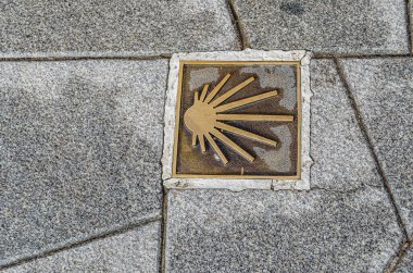 Aziz James Yolu 'nun kaldırımdaki sembolü hac yolunu gösteriyor.