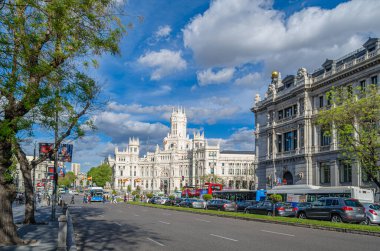 MADRID, İspanya - 19 Nisan 2015: İspanya Merkez Bankası ve ikonik Cibeles Sarayı ile Madrid, İspanya 'da Plaza de Cibeles' in manzarası