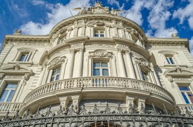 MADRID, SPAIN - 19 Nisan 2015: Linares Sarayı (Palacio de Linares), 1877 ve 1900 yılları arasında inşa edilen neo-Barok binası, Plaza de Cibeles, Madrid, İspanya 'da bulunan Casa de America' nın (Amerika Evi) merkezi.