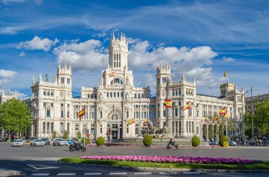 MADRID, İspanya - 19 Nisan 2015: İspanya 'nın orta Madrid' deki Plaza de Cibeles Meydanı 'nın ikonik Palacio de Cibeles (Cybele Sarayı) manzarası)