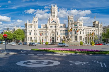 MADRID, İspanya - 19 Nisan 2015: İspanya 'nın orta Madrid' deki Plaza de Cibeles Meydanı 'nın ikonik Palacio de Cibeles (Cybele Sarayı) manzarası)