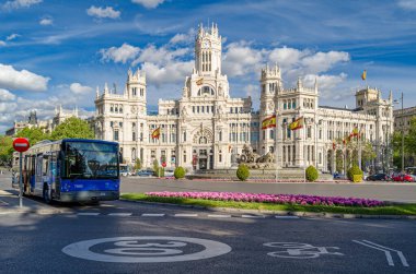MADRID, İspanya - 19 Nisan 2015: İspanya 'nın orta Madrid' deki Plaza de Cibeles Meydanı 'nın ikonik Palacio de Cibeles (Cybele Sarayı) manzarası)