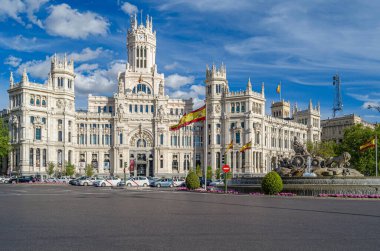 MADRID, İspanya - 19 Nisan 2015: İspanya 'nın orta Madrid' deki Plaza de Cibeles Meydanı 'nın ikonik Palacio de Cibeles (Cybele Sarayı) manzarası)