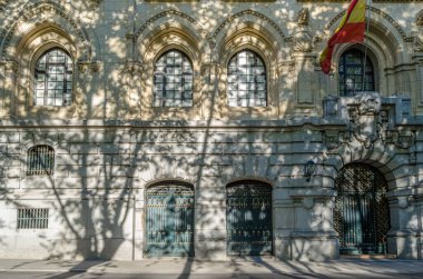 MADRID, SPAIN - 19 Nisan 2015: İspanya 'nın Madrid kentindeki Donanma Karargahı' nın (Cuartel General de la Armada) ön cephesi, mimarlar Jose Espelius ve Francisco Javier Luque tarafından 1915-1928 yılları arasında neo-gotik tarzda inşa edildi.