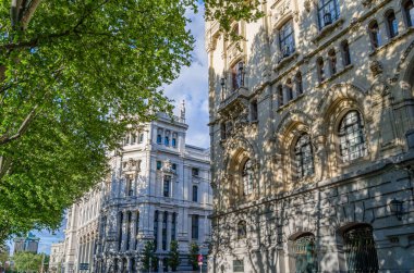 MADRID, SPAIN - 19 Nisan 2015: İspanya 'nın Madrid kentindeki Donanma Karargahı' nın (Cuartel General de la Armada) ön cephesi, mimarlar Jose Espelius ve Francisco Javier Luque tarafından 1915-1928 yılları arasında neo-gotik tarzda inşa edildi.