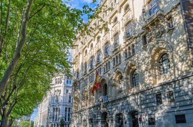 MADRID, SPAIN - 19 Nisan 2015: İspanya 'nın Madrid kentindeki Donanma Karargahı' nın (Cuartel General de la Armada) ön cephesi, mimarlar Jose Espelius ve Francisco Javier Luque tarafından 1915-1928 yılları arasında neo-gotik tarzda inşa edildi.