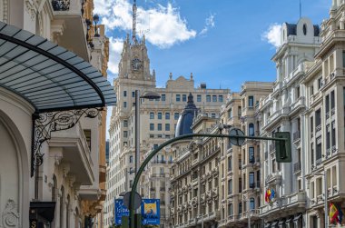MADRID, İspanya - 19 Nisan 2015: İspanya 'nın orta Madrid şehrinde bir sokak olan Gran Via' nın görüntüsü. Gran Via, Viyana Secesyon tarzı, Plateresque, Neo-Mud mimarisi ile 20. yüzyılın başlarında yeniden canlanan mimarinin bir gösterisi olarak hizmet vermektedir.