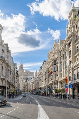 MADRID, İspanya - 19 Nisan 2015: İspanya 'nın orta Madrid şehrinde bir sokak olan Gran Via' nın görüntüsü. Gran Via, Viyana Secesyon tarzı, Plateresque, Neo-Mud mimarisi ile 20. yüzyılın başlarında yeniden canlanan mimarinin bir gösterisi olarak hizmet vermektedir.