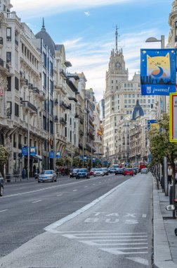 MADRID, İspanya - 19 Nisan 2015: İspanya 'nın orta Madrid şehrinde bir sokak olan Gran Via' nın görüntüsü. Gran Via, Viyana Secesyon tarzı, Plateresque, Neo-Mud mimarisi ile 20. yüzyılın başlarında yeniden canlanan mimarinin bir gösterisi olarak hizmet vermektedir.