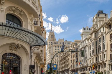 MADRID, İspanya - 19 Nisan 2015: İspanya 'nın orta Madrid şehrinde bir sokak olan Gran Via' nın görüntüsü. Gran Via, Viyana Secesyon tarzı, Plateresque, Neo-Mud mimarisi ile 20. yüzyılın başlarında yeniden canlanan mimarinin bir gösterisi olarak hizmet vermektedir.