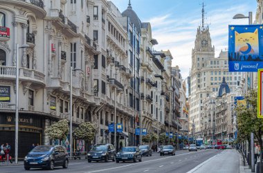 MADRID, İspanya - 19 Nisan 2015: İspanya 'nın orta Madrid şehrinde bir sokak olan Gran Via' nın görüntüsü. Gran Via, Viyana Secesyon tarzı, Plateresque, Neo-Mud mimarisi ile 20. yüzyılın başlarında yeniden canlanan mimarinin bir gösterisi olarak hizmet vermektedir.