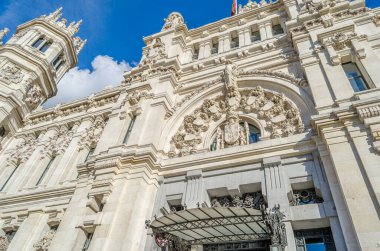İspanya 'nın Madrid şehrinde bulunan Palacio de Cibeles Sarayı' nın (Cybele Sarayı) mimari detayları şu anda Madrid belediye binası olarak hizmet vermektedir.