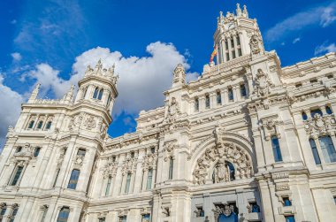 İspanya 'nın Madrid şehrinde bulunan Palacio de Cibeles Sarayı' nın (Cybele Sarayı) mimari detayları şu anda Madrid belediye binası olarak hizmet vermektedir.