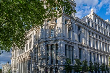 İspanya 'nın Madrid şehrinde bulunan Palacio de Cibeles Sarayı' nın (Cybele Sarayı) mimari detayları şu anda Madrid belediye binası olarak hizmet vermektedir.