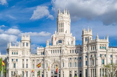 Madrid, İspanya 'daki ikonik Palacio de Cibeles Sarayı (Cybele Sarayı) şu anda Madrid belediye binası olarak hizmet vermektedir.