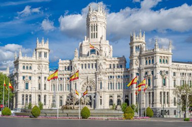 Madrid, İspanya 'daki ikonik Palacio de Cibeles Sarayı (Cybele Sarayı) şu anda Madrid belediye binası olarak hizmet vermektedir.