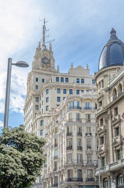 Madrid, İspanya 'daki Gran Via' daki binaların görüntüsü. Gran Via, aralarında Viyana Secession stili, Plateresque, Neo-Mudejar ve Art Deco 'nun da bulunduğu 20. yüzyıl başlarındaki mimari tarzının bir göstergesi olarak hizmet vermektedir.