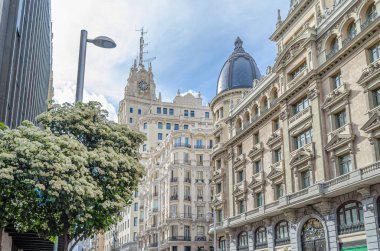 Madrid, İspanya 'daki Gran Via' daki binaların görüntüsü. Gran Via, aralarında Viyana Secession stili, Plateresque, Neo-Mudejar ve Art Deco 'nun da bulunduğu 20. yüzyıl başlarındaki mimari tarzının bir göstergesi olarak hizmet vermektedir.